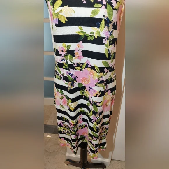 Discreet Black and White Striped Floral Dress - Picture 3 of 9